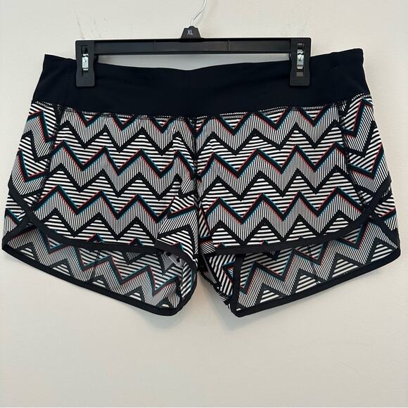 RARE! Lululemon Athletica SeaWheeze Chevron Shorts Size 10 - Picture 1 of 10